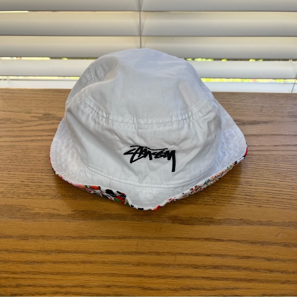 STUSSY white/multicolored bucket hat